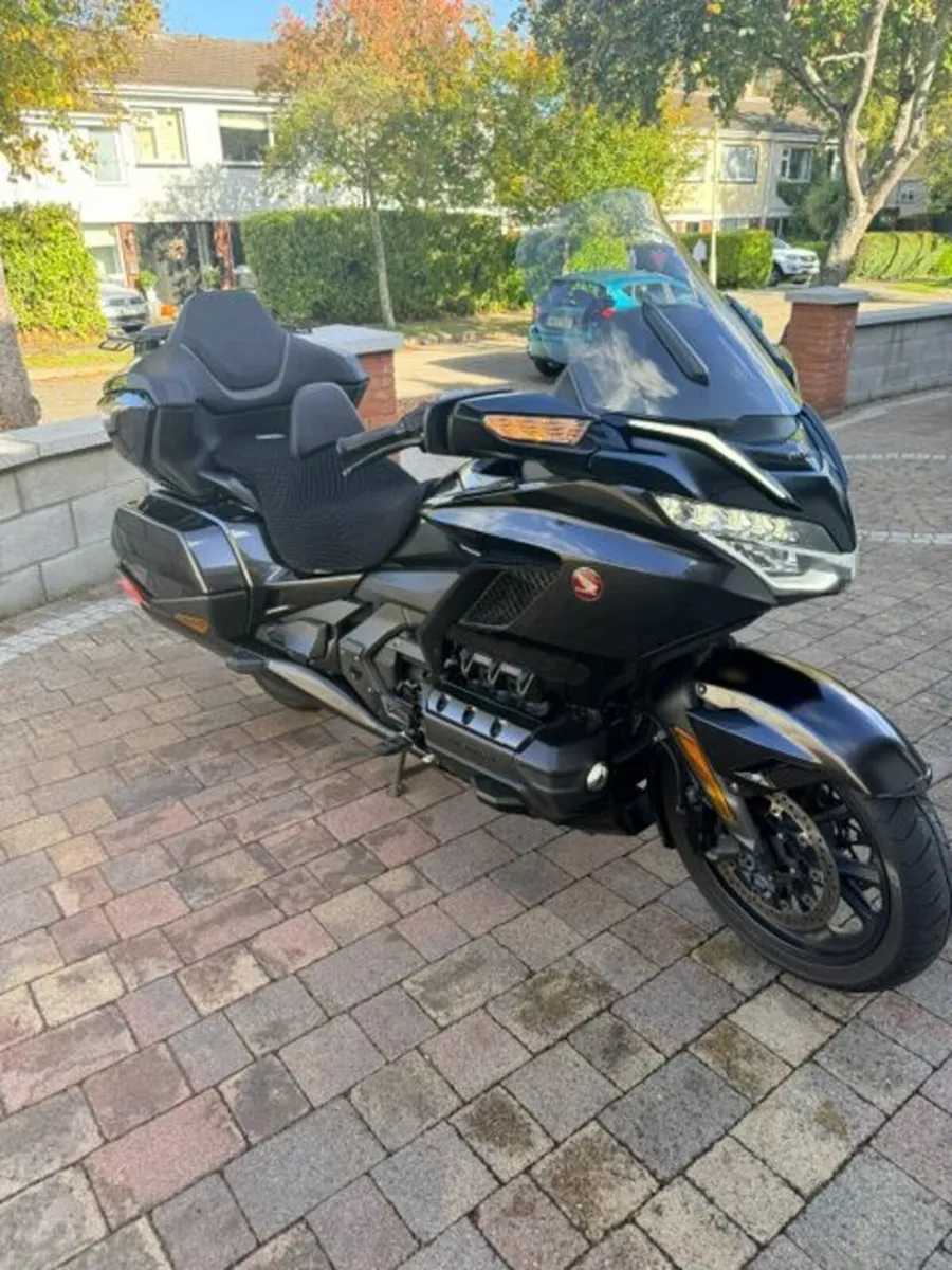 Honda Goldwing Tour = 6 Speed Manual Transmission - Image 4