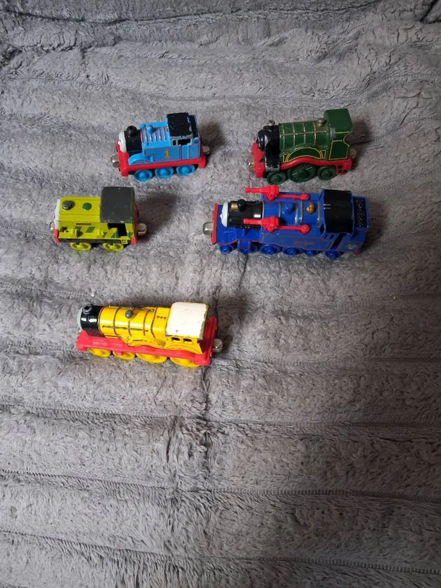 THOMAS AND FRENDS MAGNETIC TRAINS - Image 1