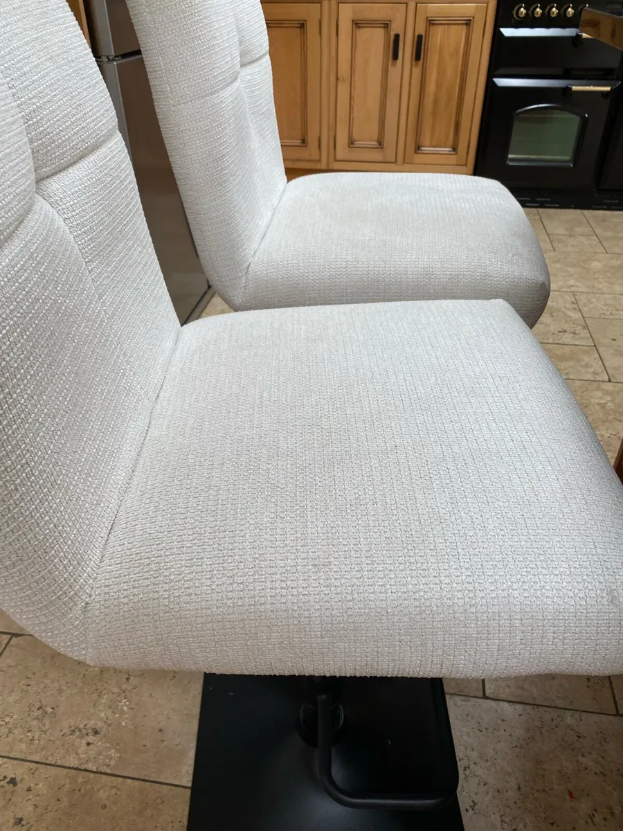 Kitchen island chairs - Image 1