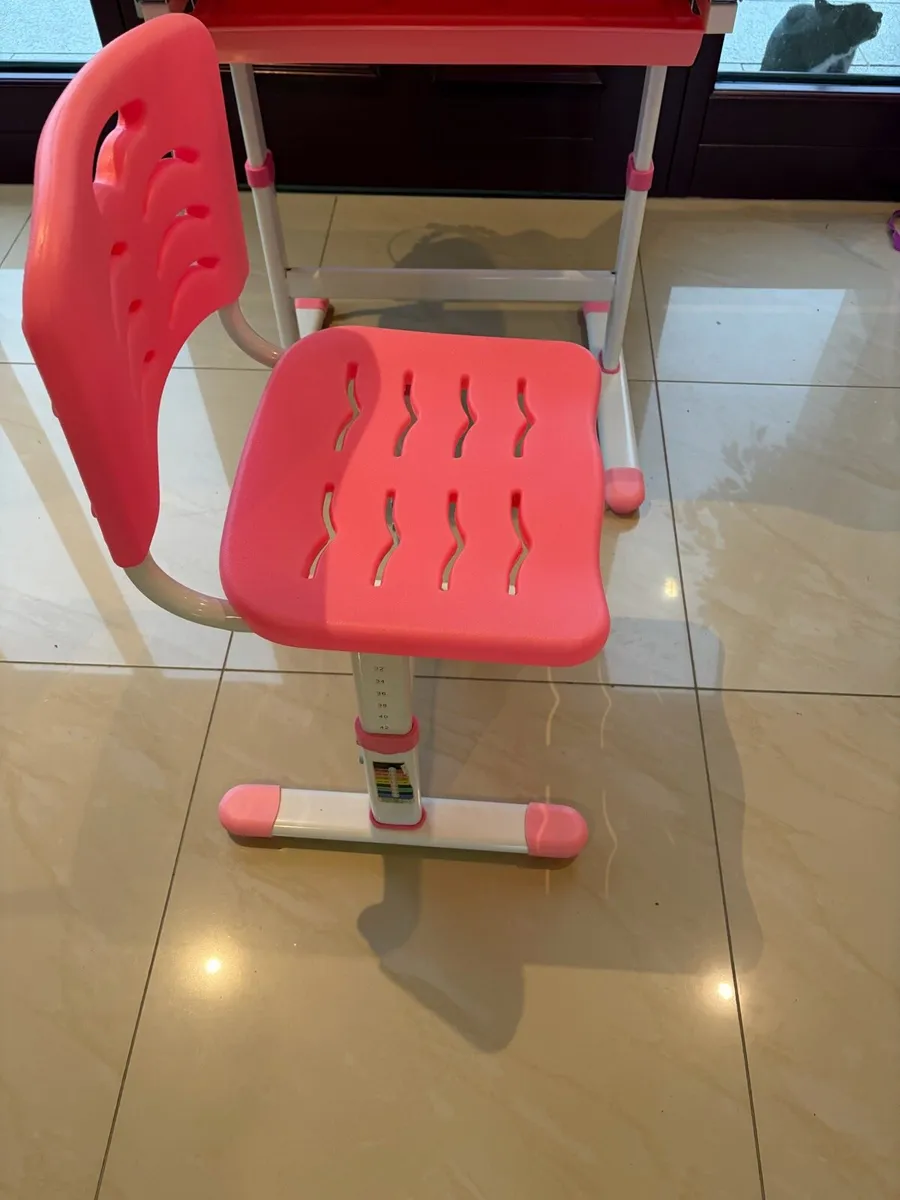 Kids Desk and Chair set - Image 2