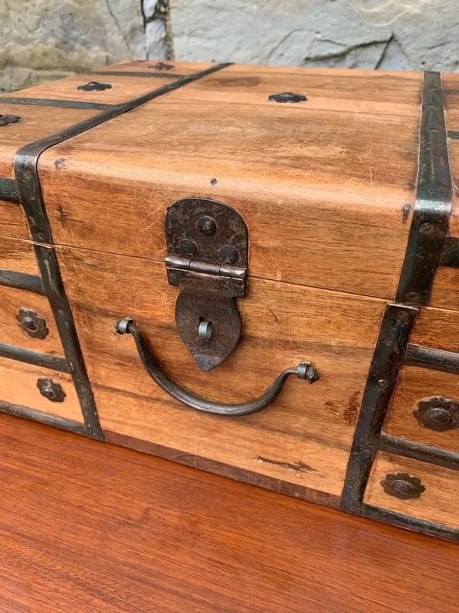 Vintage Metal Bound Wooden Chest. - Image 3