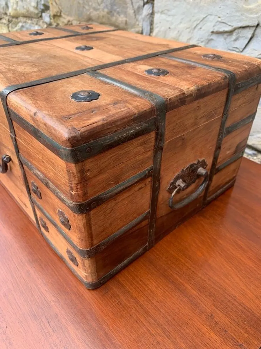 Vintage Metal Bound Wooden Chest. - Image 4