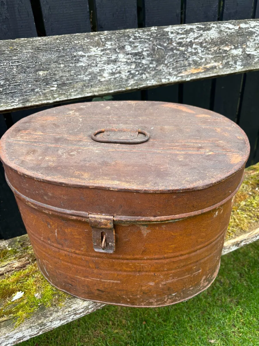 Vintage metal hat box - Image 3