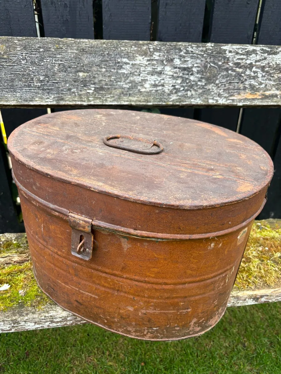 Vintage metal hat box - Image 1