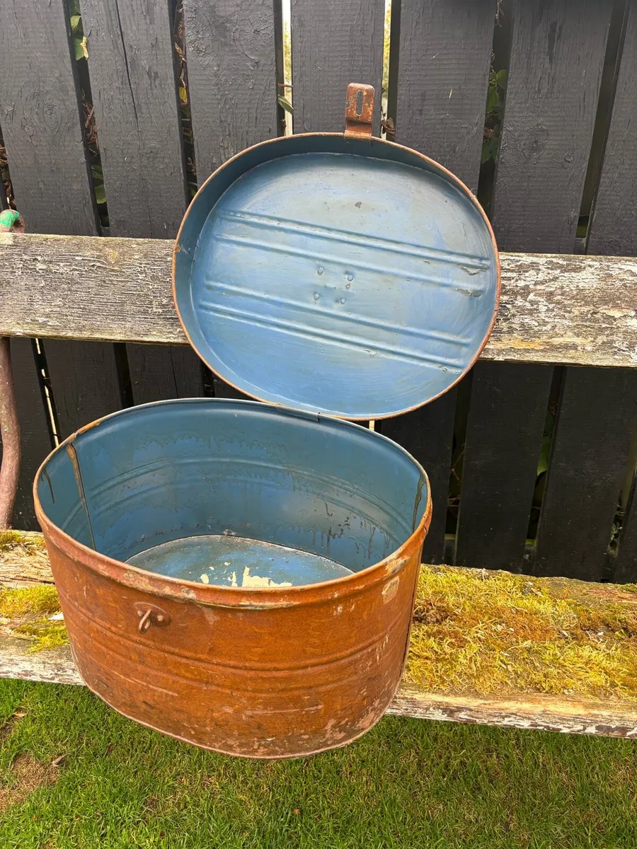 Vintage metal hat box - Image 2
