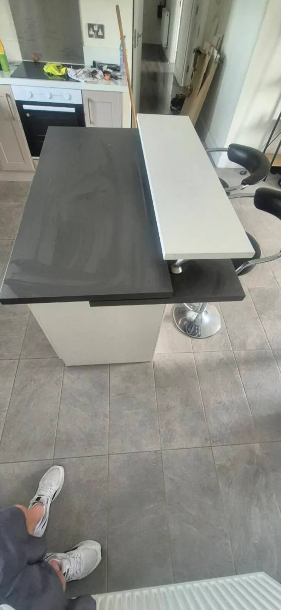 Kitchen island - Image 1