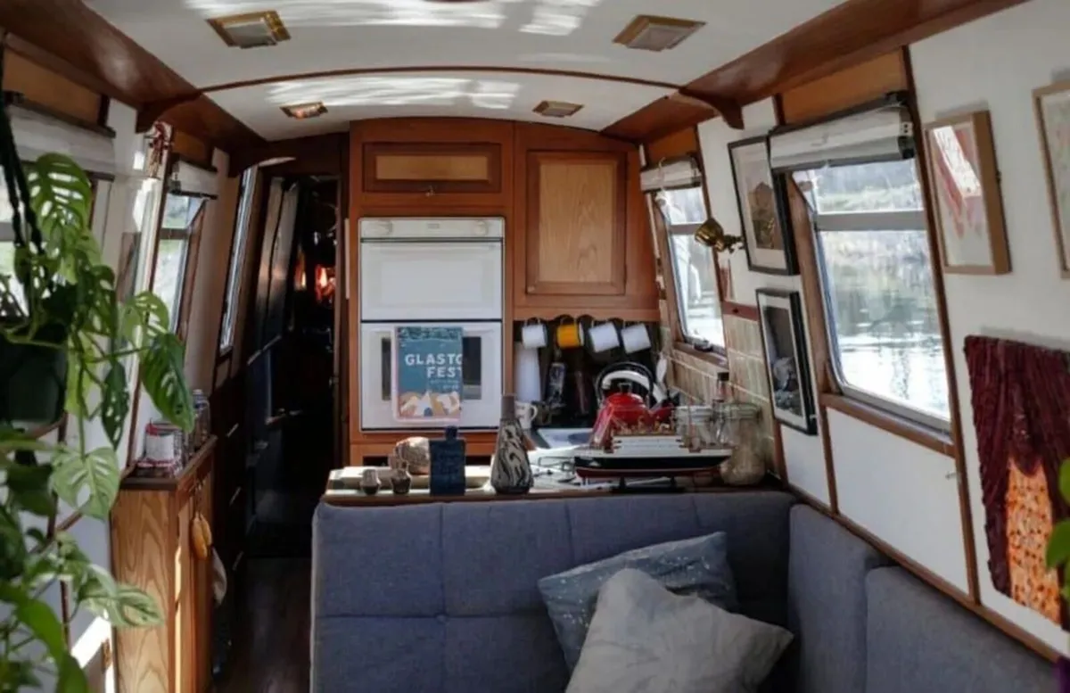 57" Liveaboard Narrow Boat Barge - Image 3