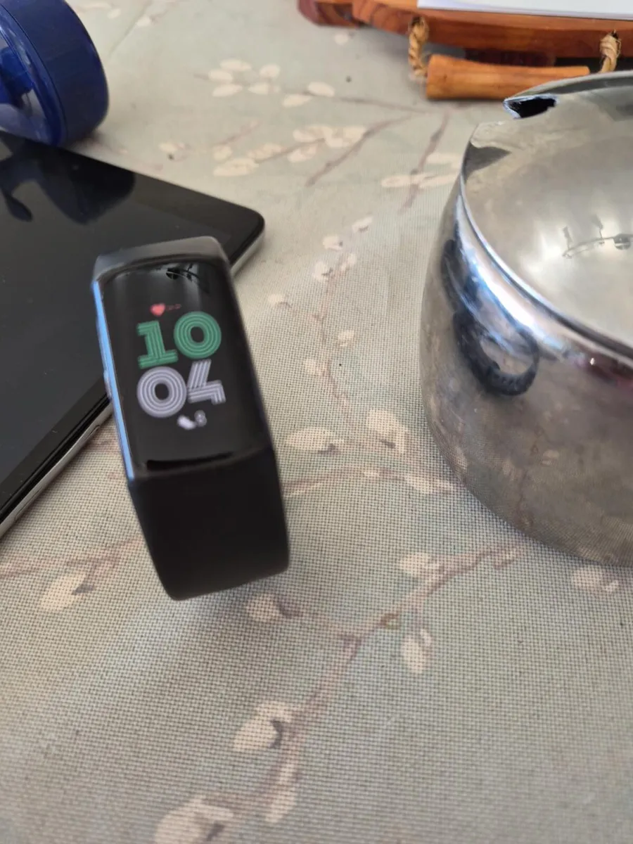 Fitbit Charge 6 fitness tracker watch - Image 1