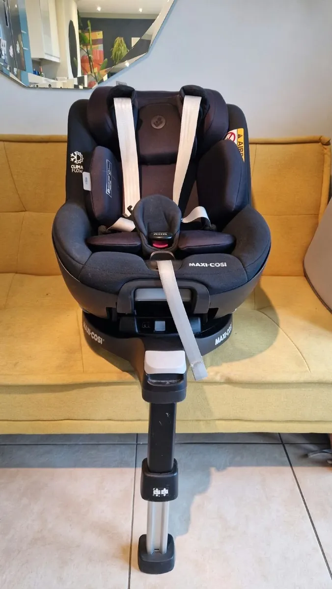 Maxi-Cosi Pearl 360 Car Seat + FamilyFix 360 Base - Image 1