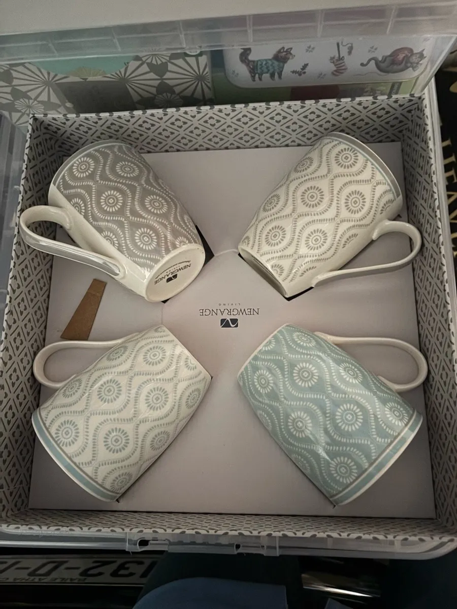 4 Newgrange Mugs in presentation box - Image 1
