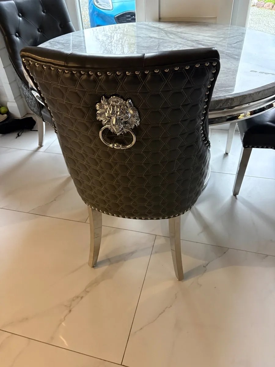 Kitchen table and chairs - Image 1