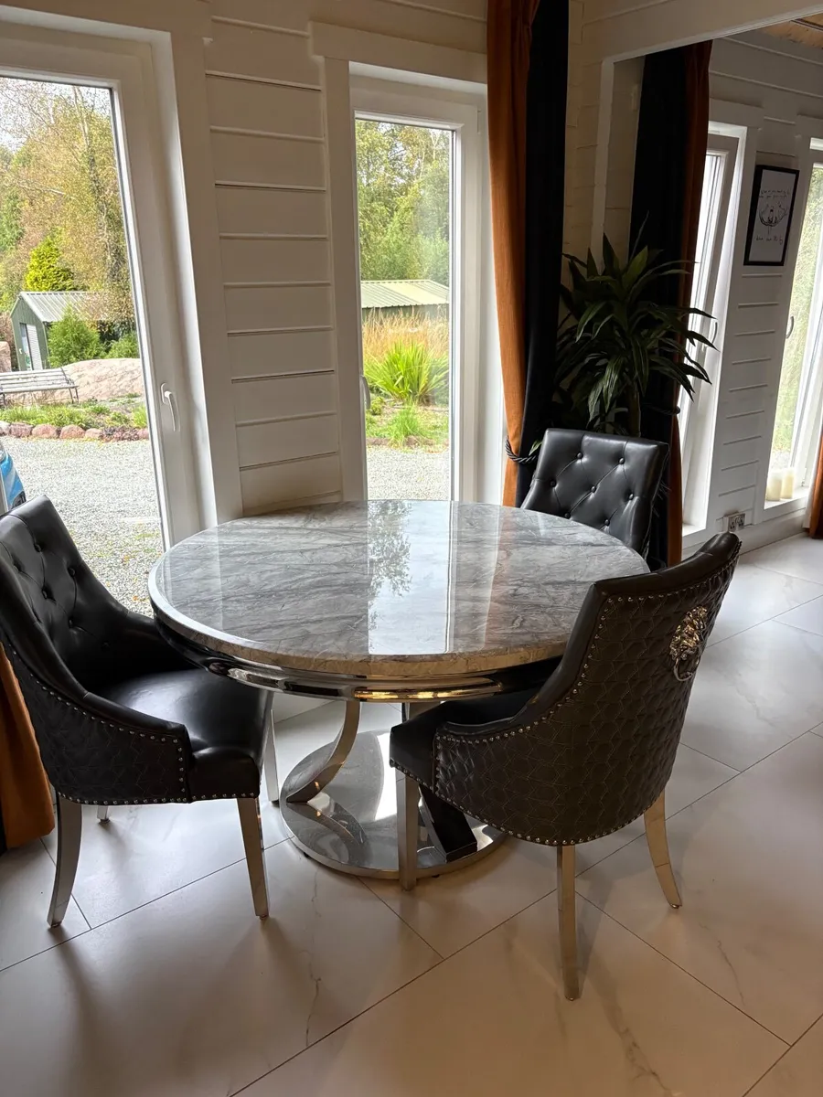 Kitchen table and chairs - Image 2