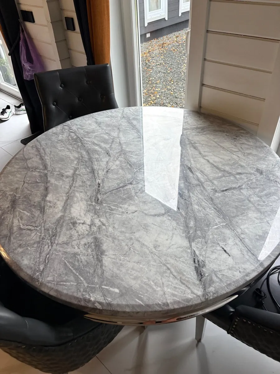 Kitchen table and chairs - Image 3