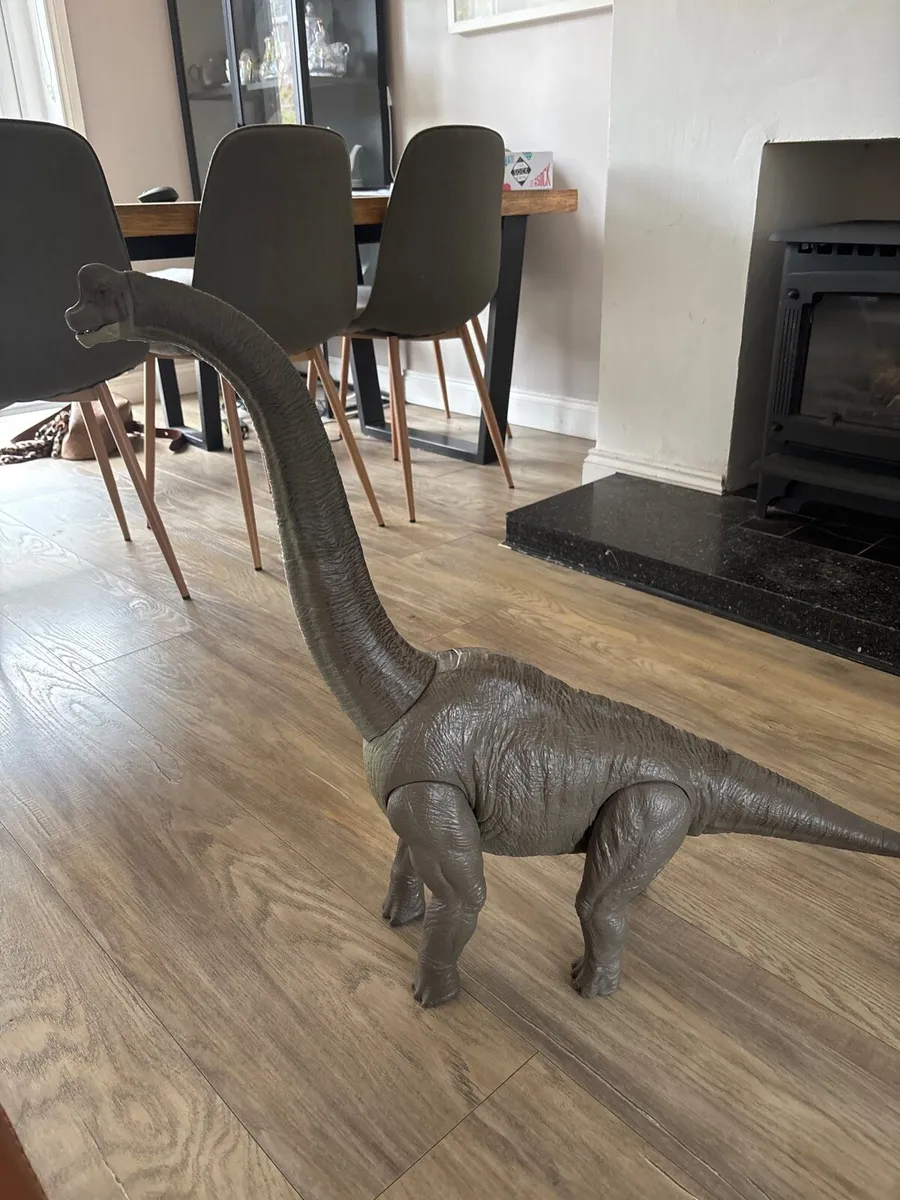 Brachiosaurus dinosaur toy - Image 1