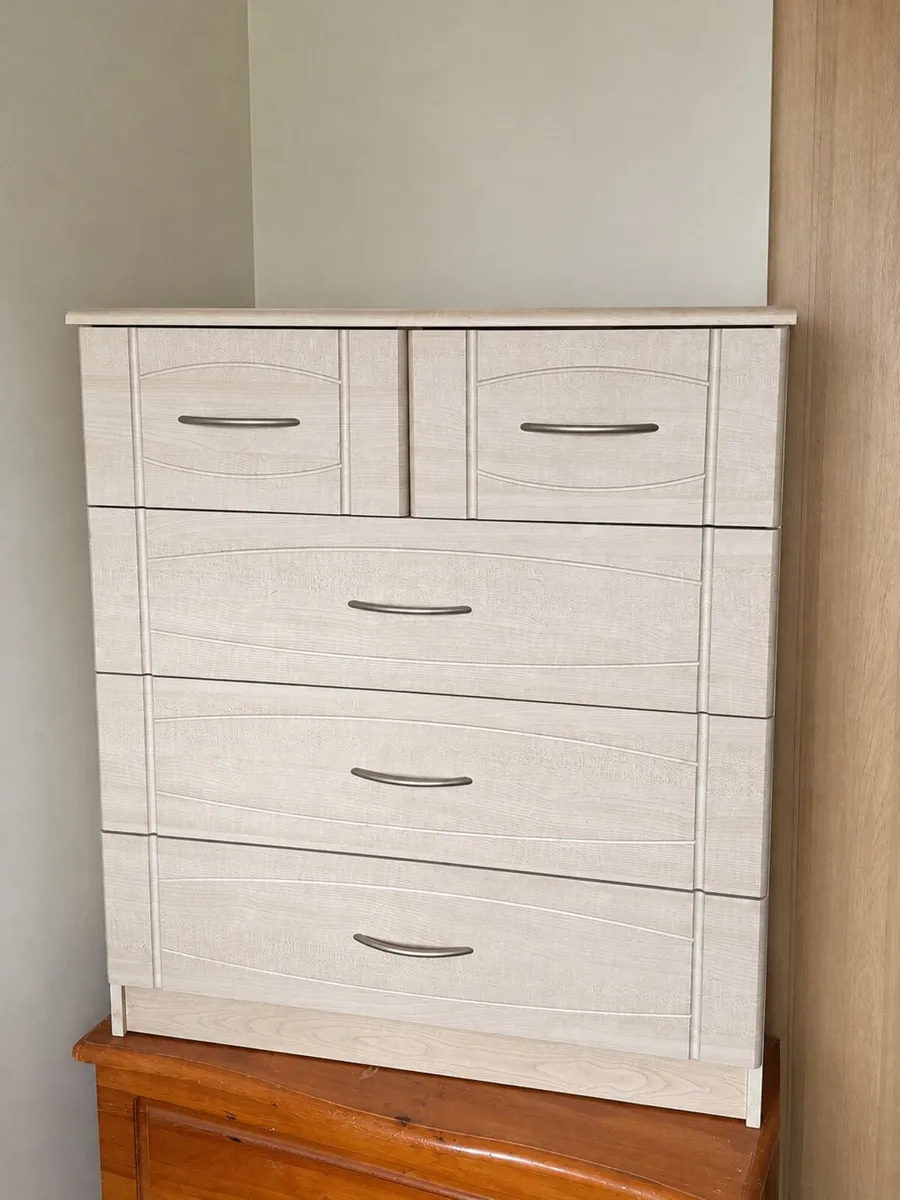 Chest of drawers - Image 1