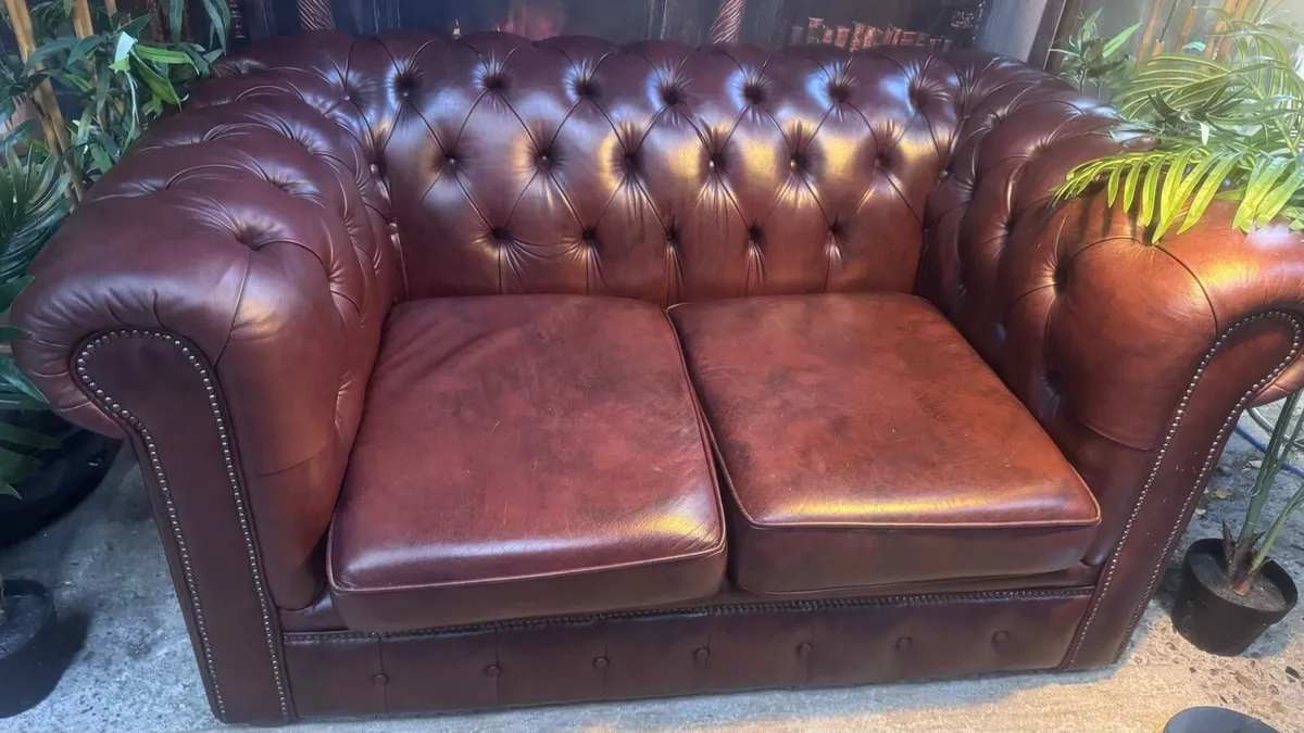2 seater chesterfield sofa - Image 2