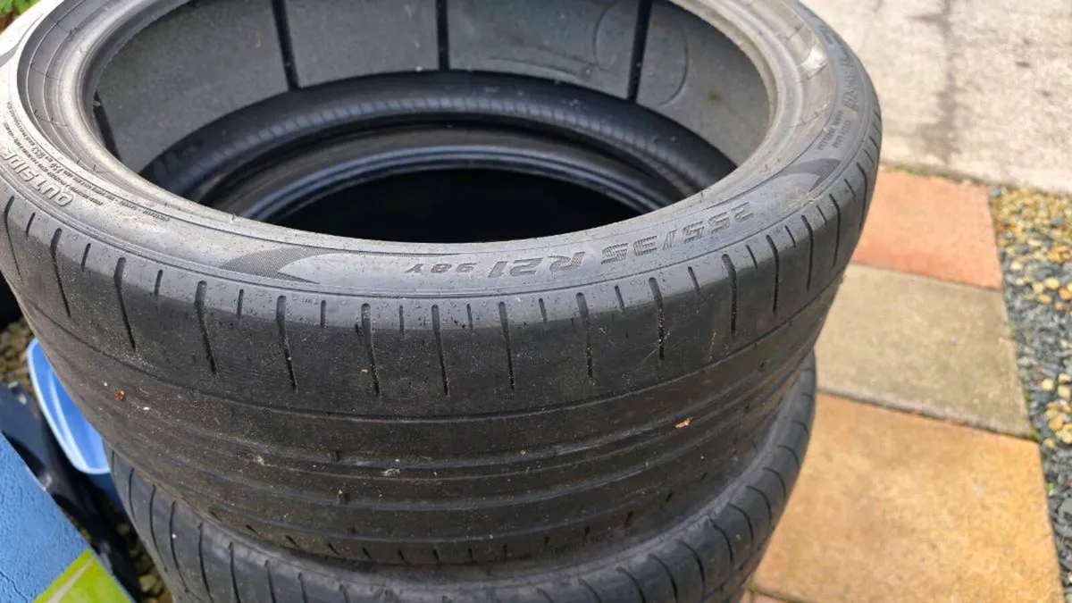 Tyre For Sale: Pirelli 255/35/21 PZ4