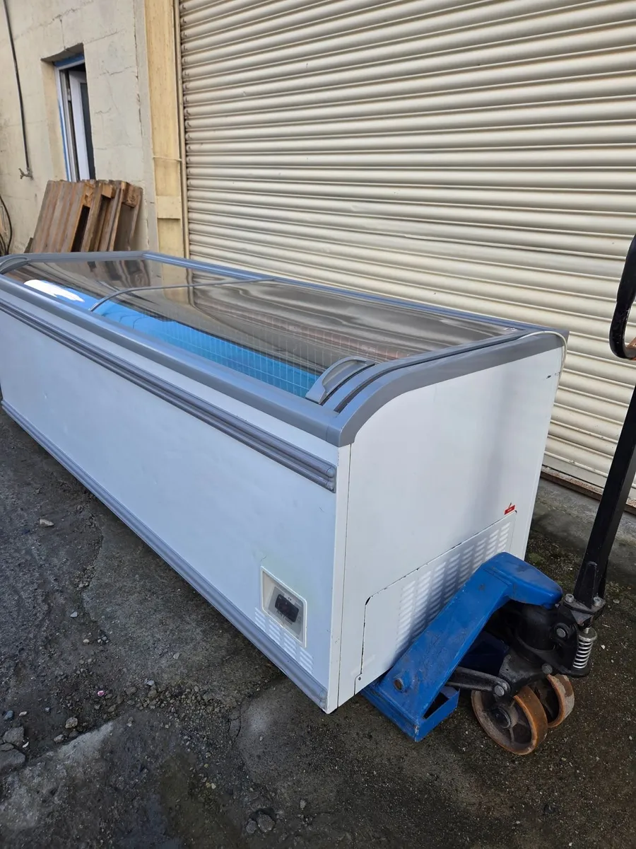 AHT PARIS 250 Commercial Freezer 2.5m - Image 2