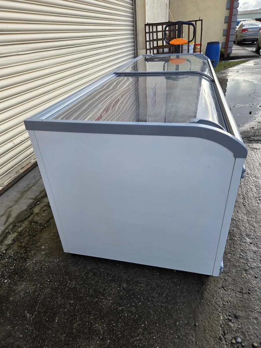 AHT PARIS 250 Commercial Freezer 2.5m - Image 4