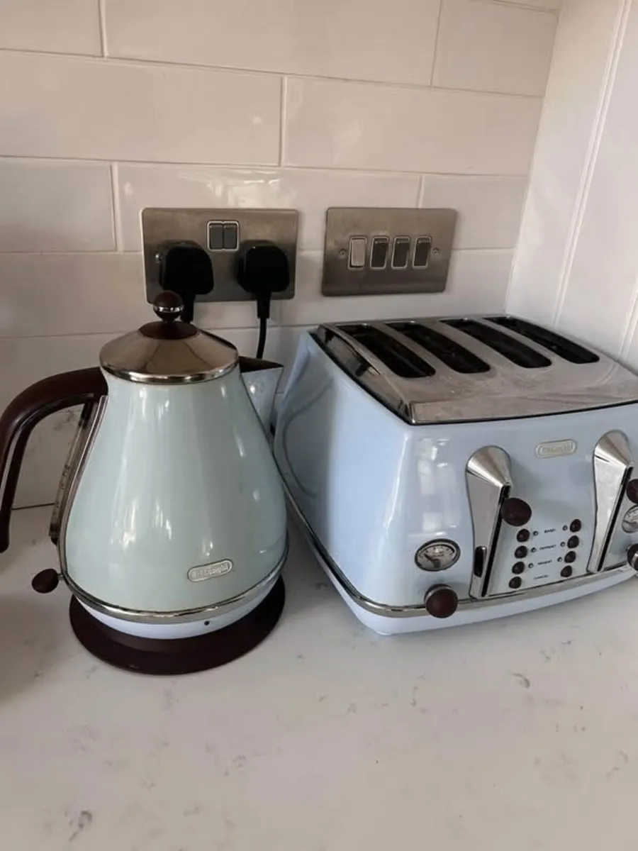 DeLonghi Kettle & Toaster - Image 1