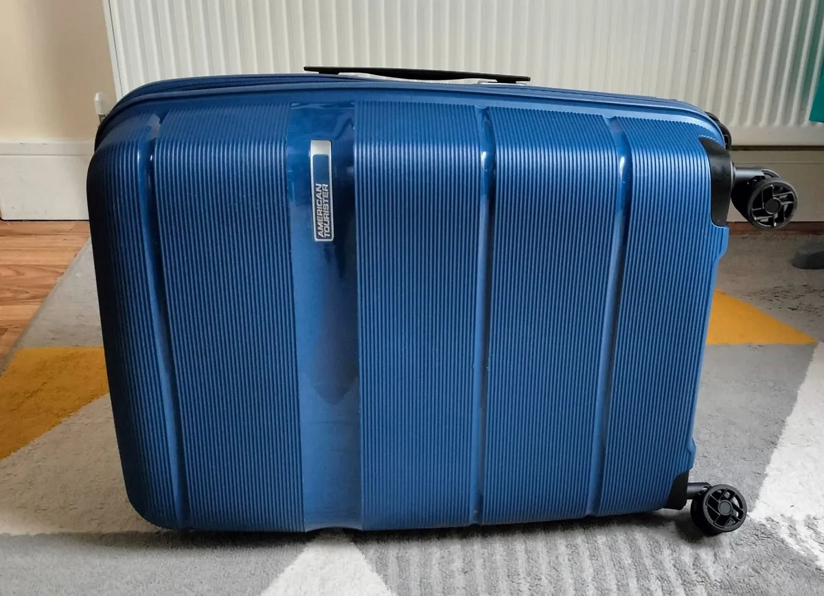 American Tourister hard shell suitcase - Image 2