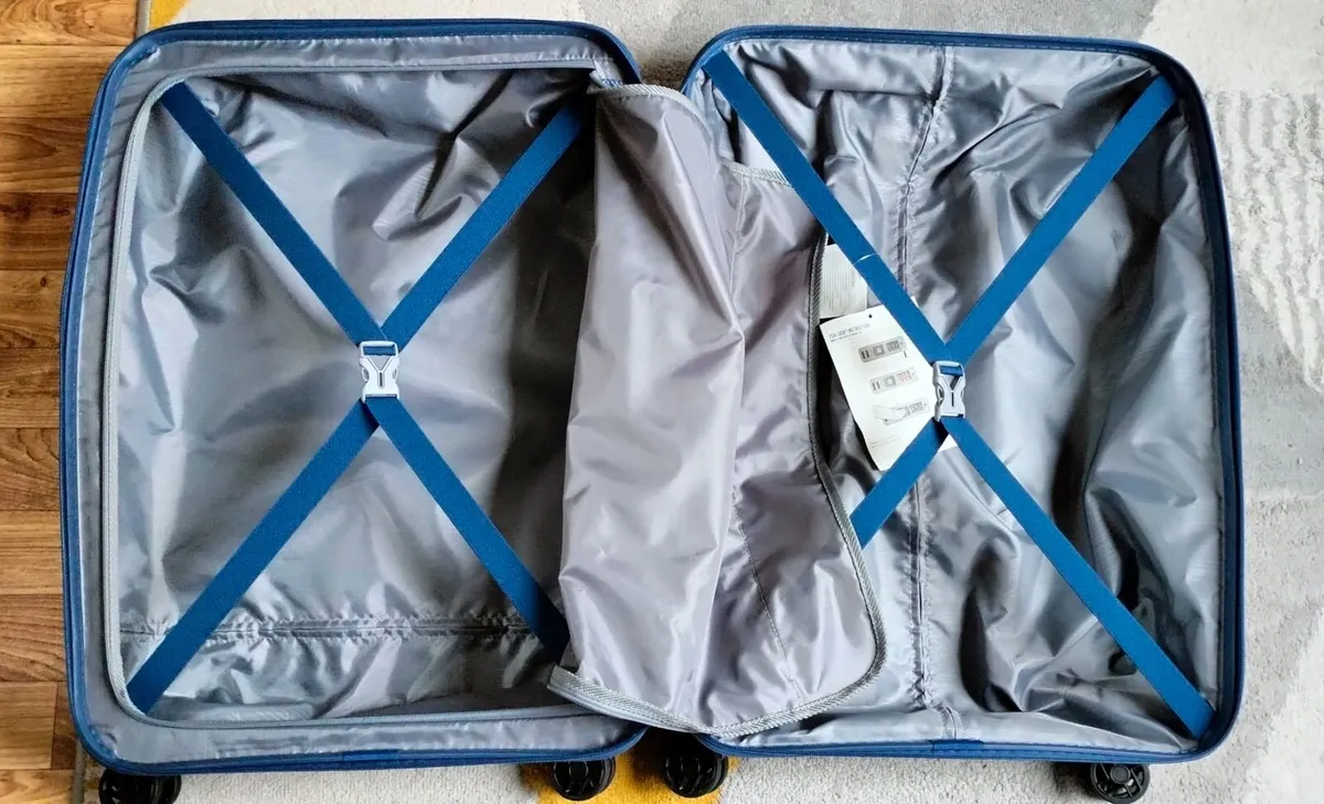 American Tourister hard shell suitcase - Image 3