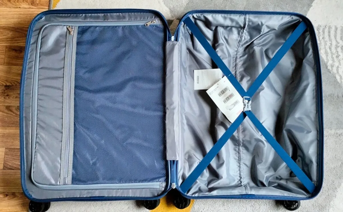 American Tourister hard shell suitcase - Image 4