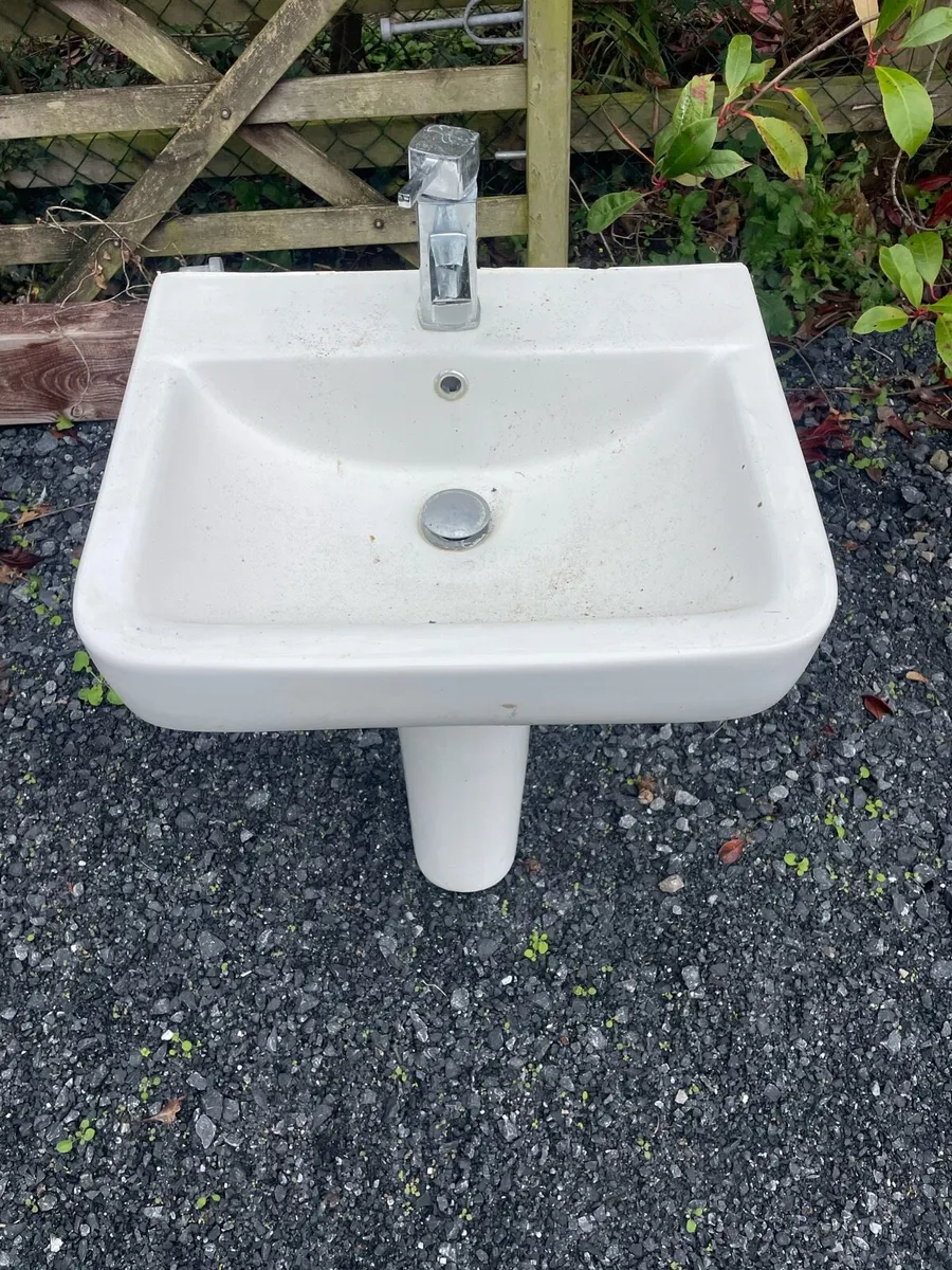 Bathroom Sinks & Pedastals - Image 2