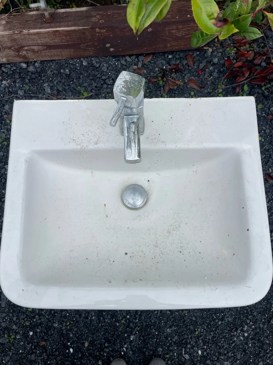 Bathroom Sinks & Pedastals - Image 3