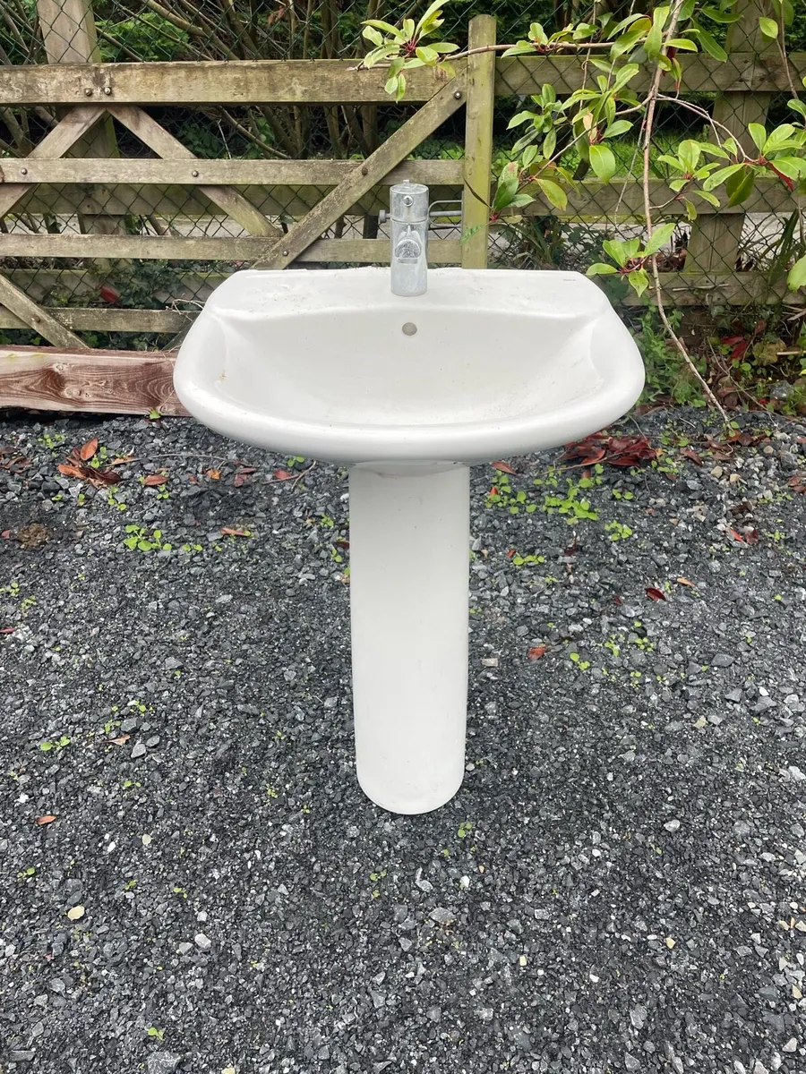 Bathroom Sinks & Pedastals - Image 4