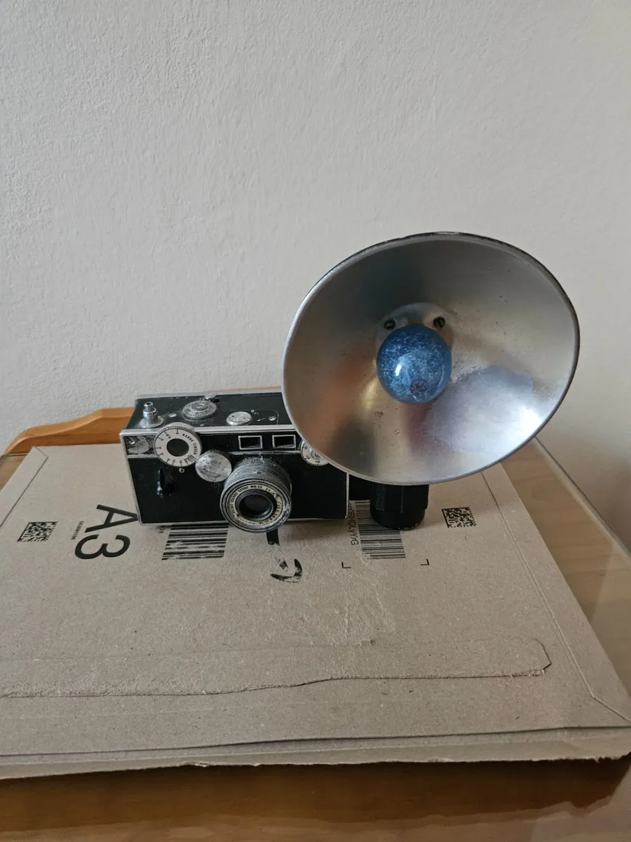 Vintage 1940's Argus Camera with Flash - Image 1