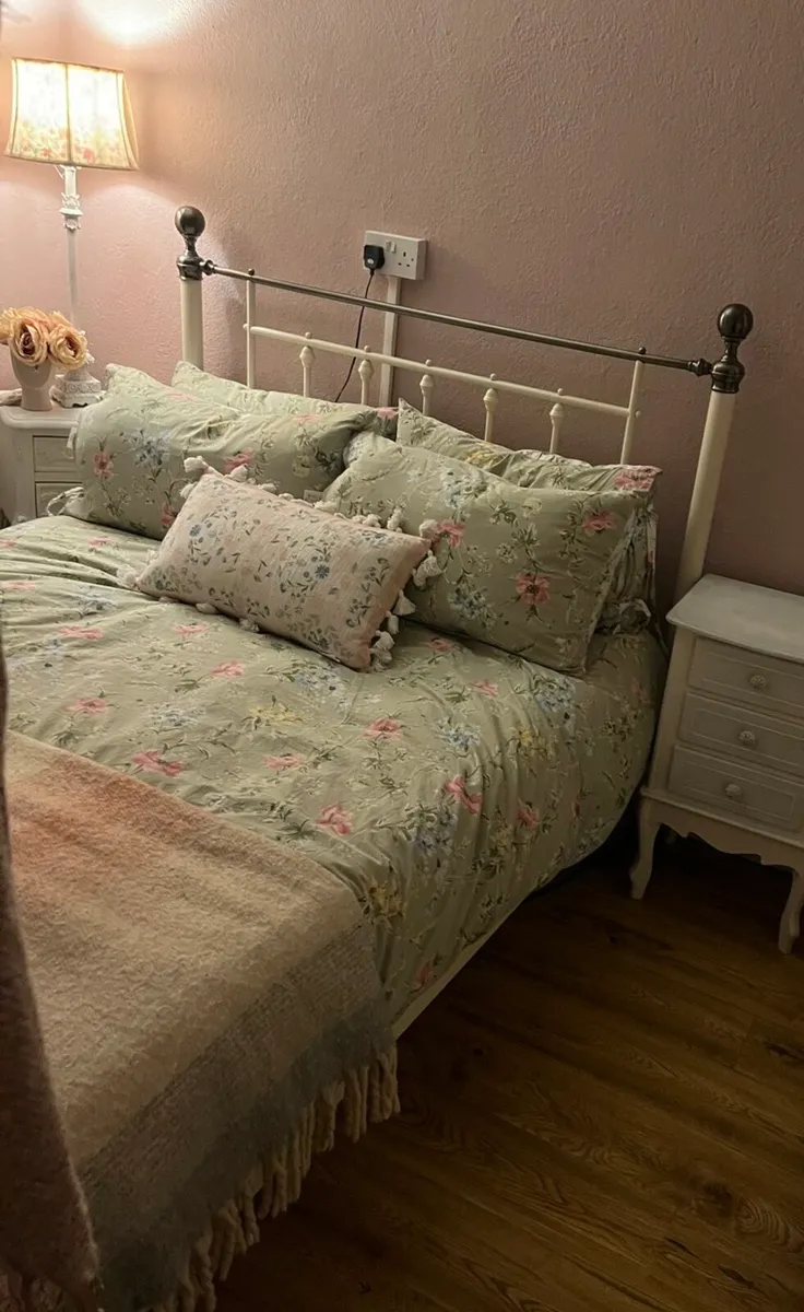 Double bed - Image 1