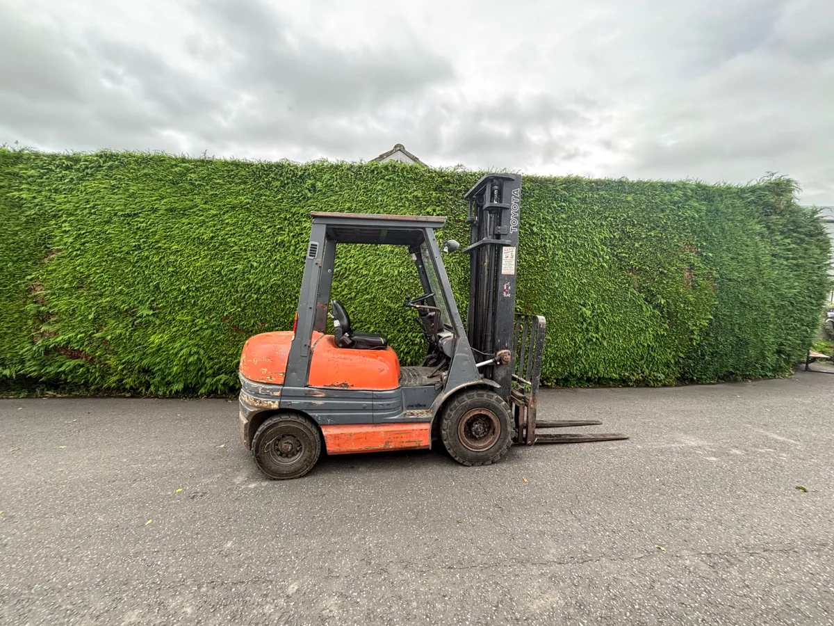 2.5 ton toyota forklift - Image 1