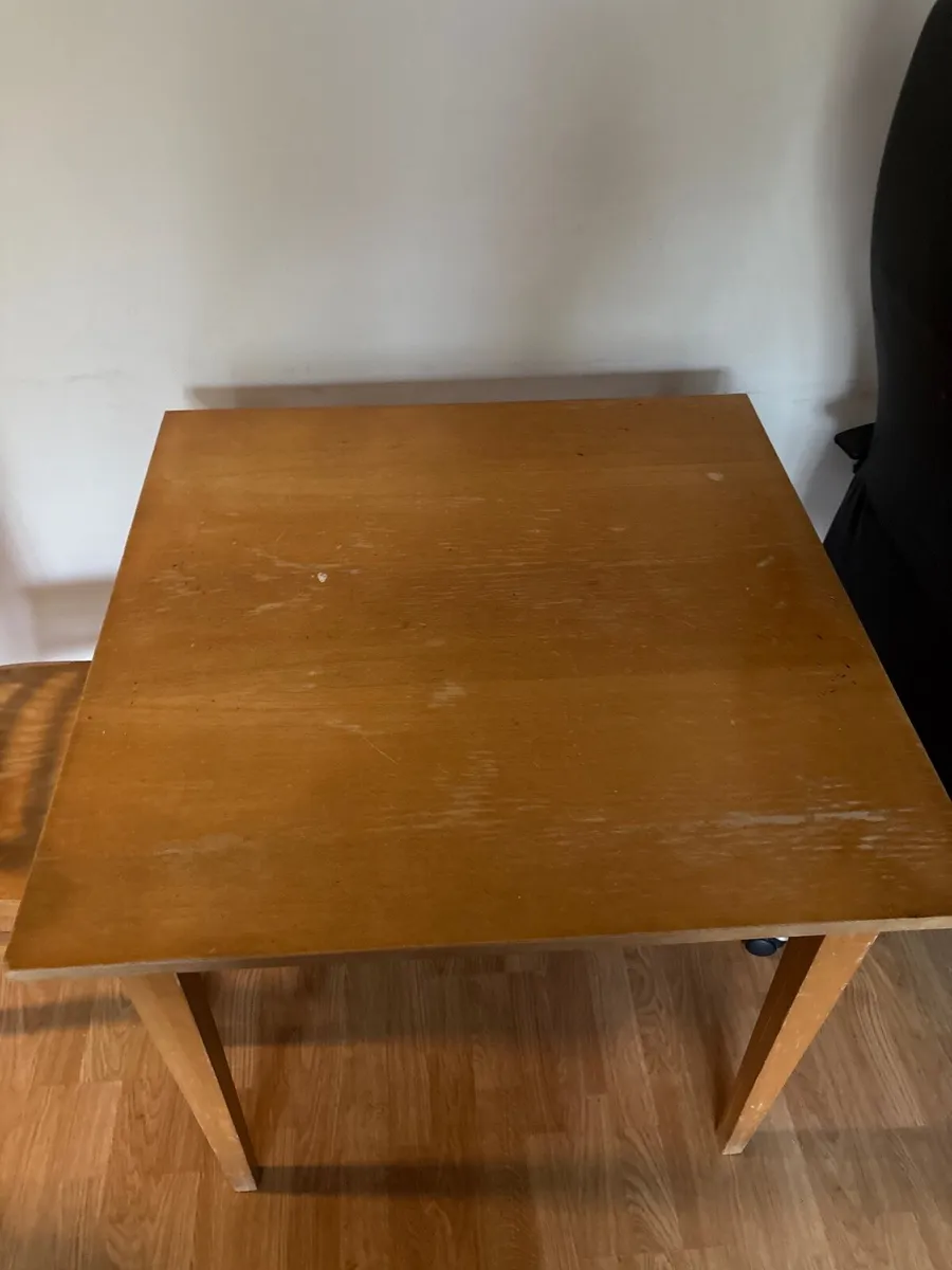 Table and chairs - Image 1