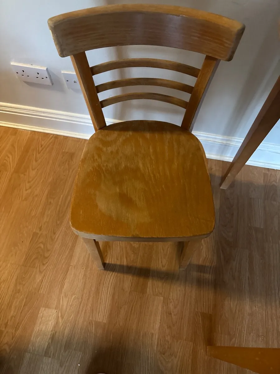 Table and chairs - Image 2