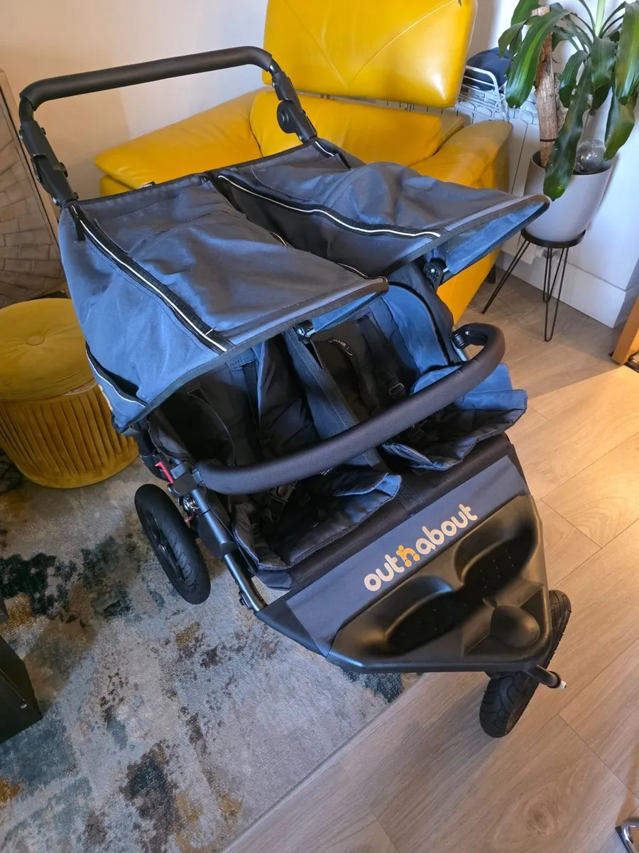 Out N About Double stroller IMMACULATE - Image 4