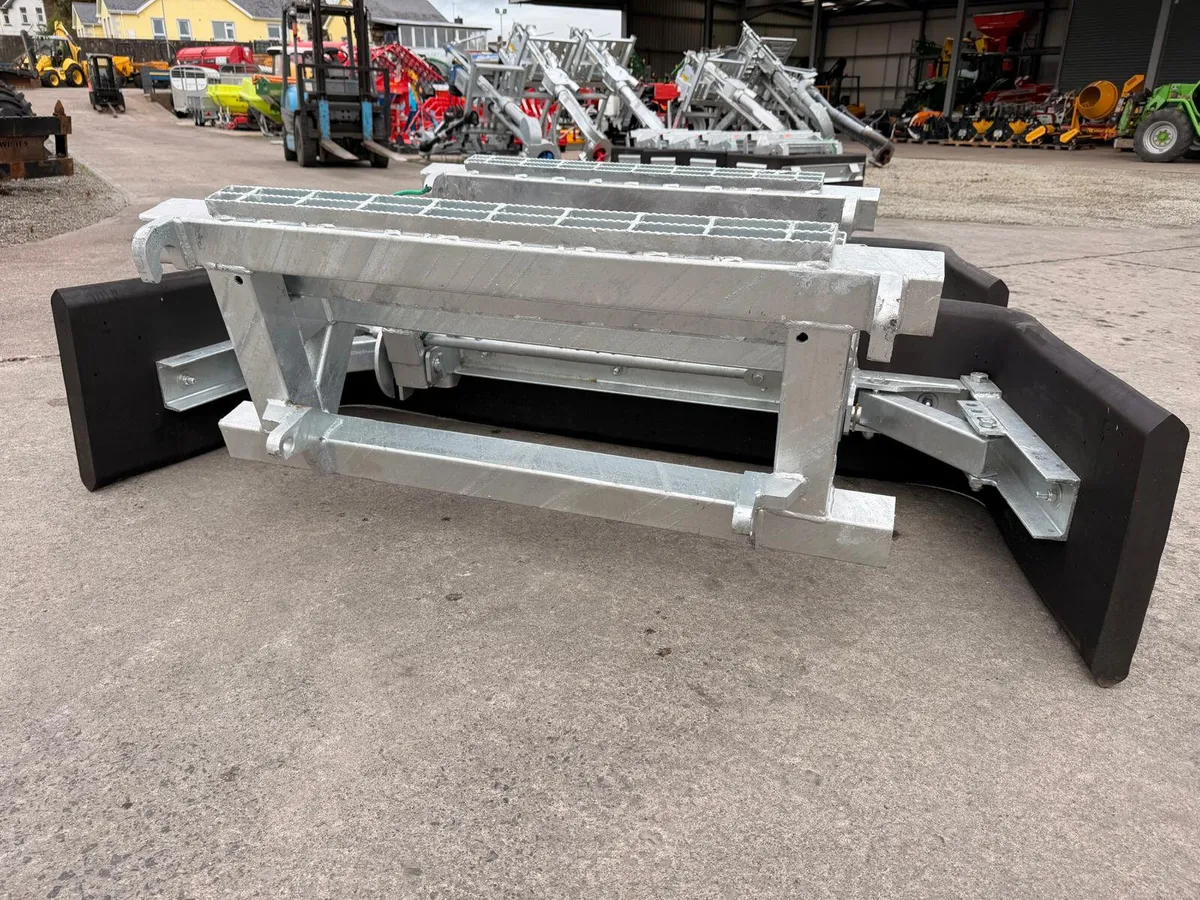 New Ritchie H/D Rubber Fold-Over Yard Scraper - Image 3