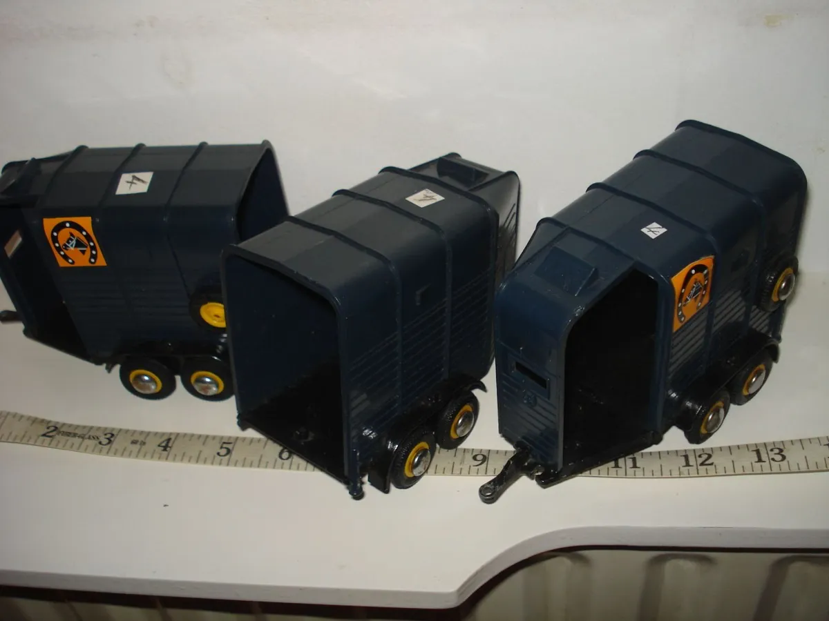 BRITAINS BEAUFORT DOUBLE HORSEBOX TRAILERS. 3. - Image 2
