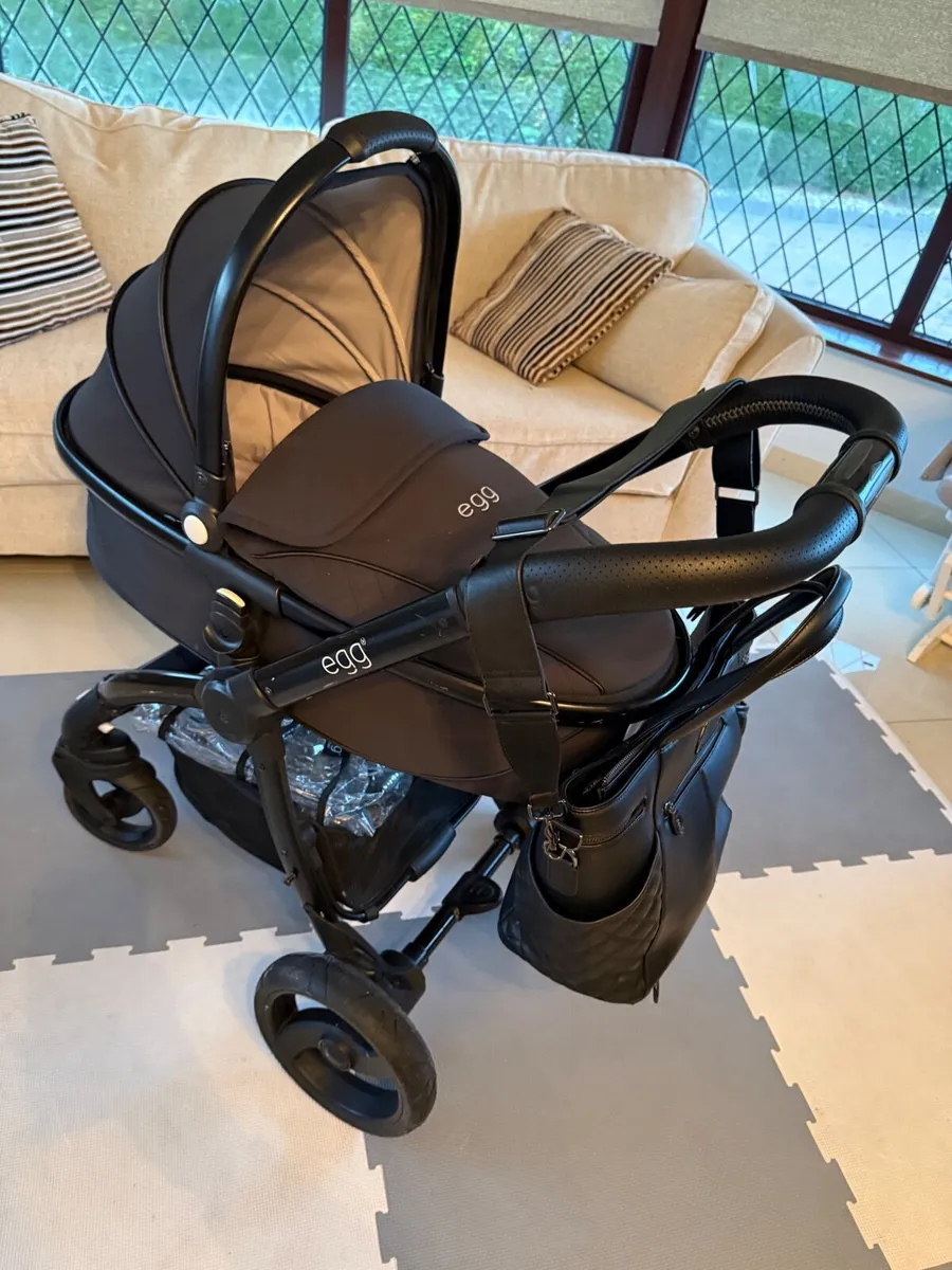 Egg 2 travel system black & cybex newborn car seat - Image 1