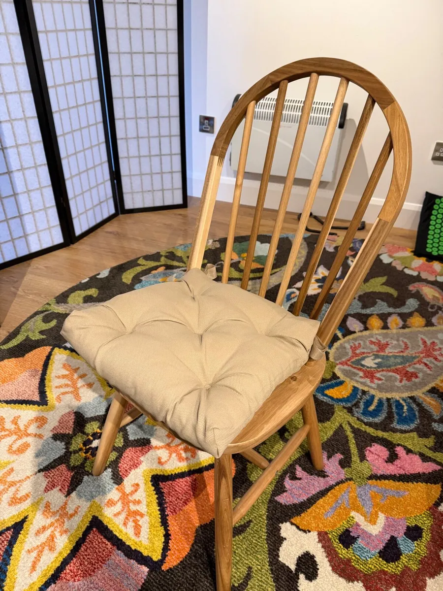 5 wooden chairs with cushions - Image 2