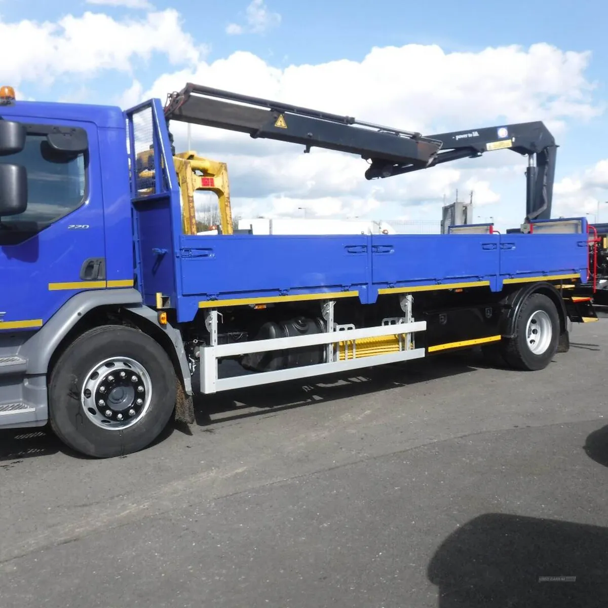 Daf LF220 22ft aluminium dropside with crane 2016 - Image 2