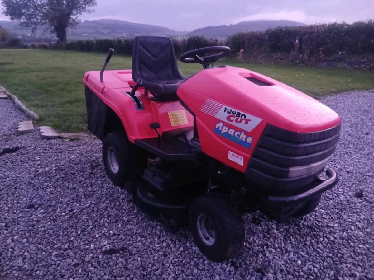 Ride on lawnmower - Image 1