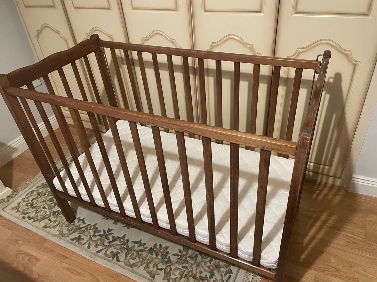 Wooden cot - Image 1