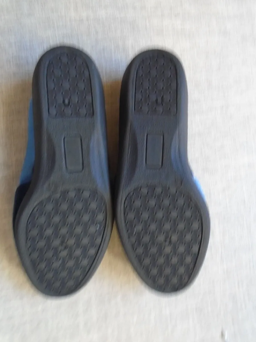 Ladies slippers, Size 4 , New - Image 2