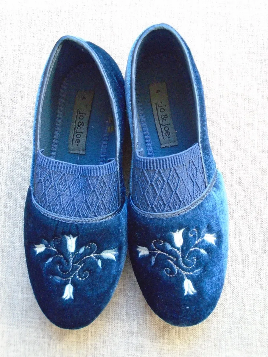 Ladies slippers, Size 4 , New - Image 1