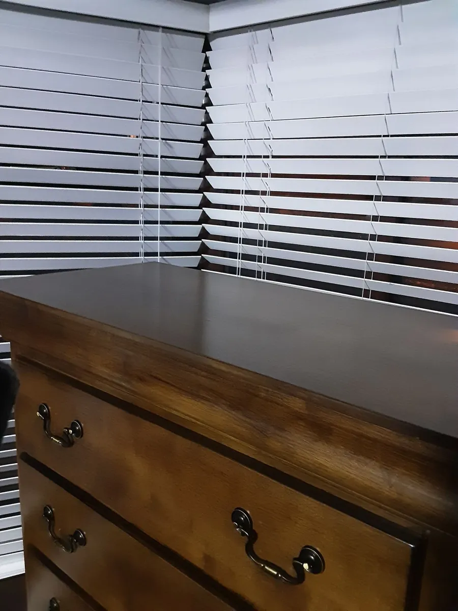 Bedroom 5 drawer chest of drawers immaculate - Image 1