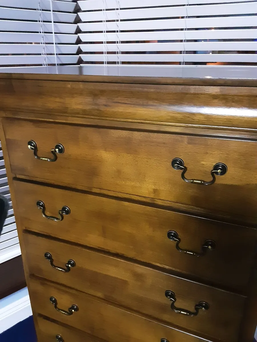 Bedroom 5 drawer chest of drawers immaculate - Image 2
