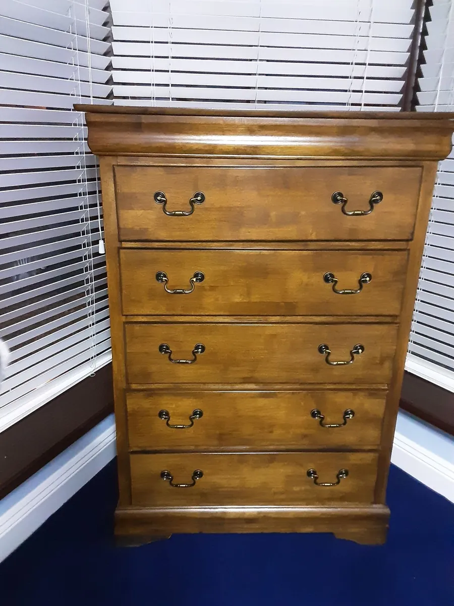 Bedroom 5 drawer chest of drawers immaculate - Image 3