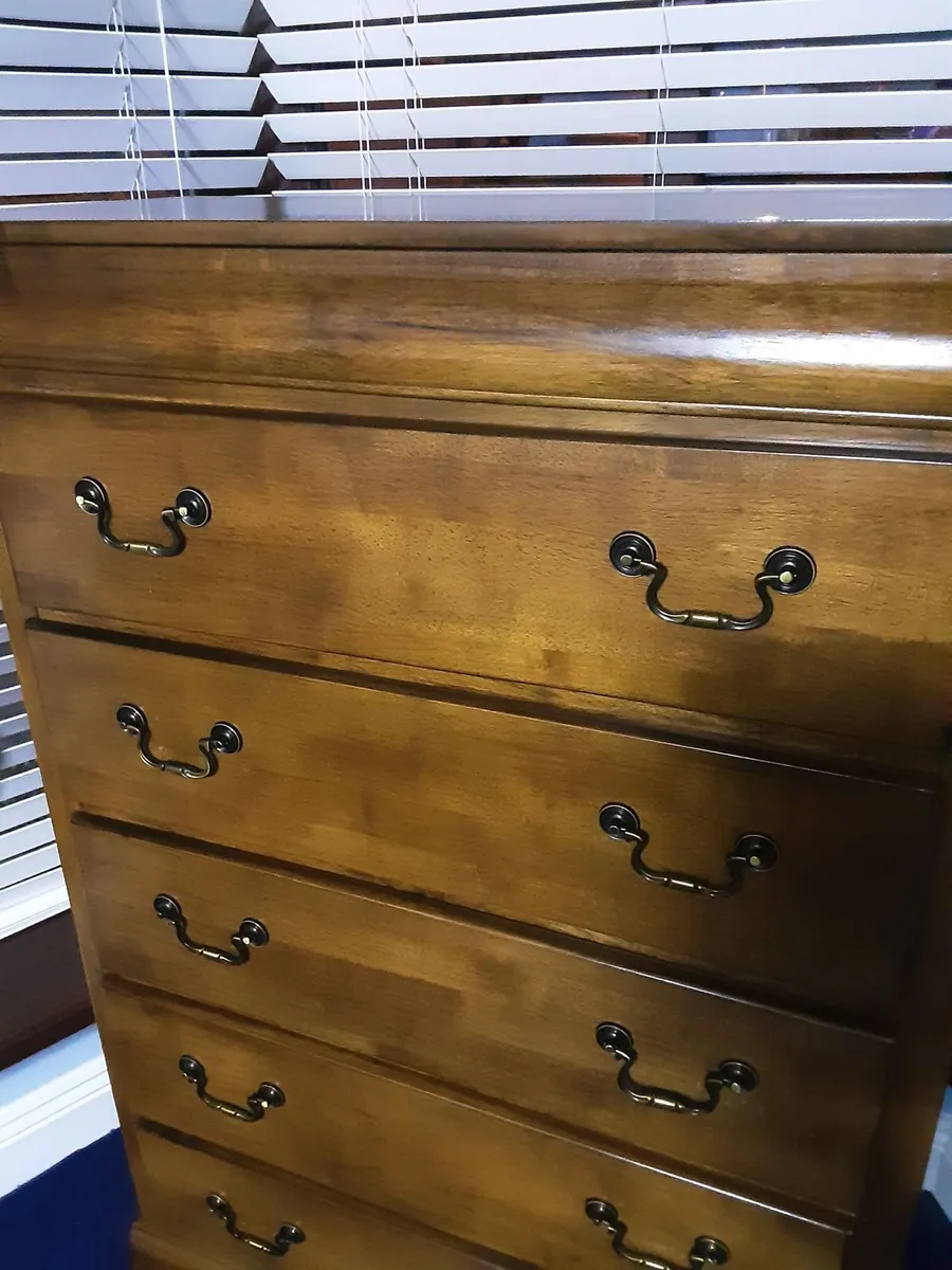 Bedroom 5 drawer chest of drawers immaculate - Image 4