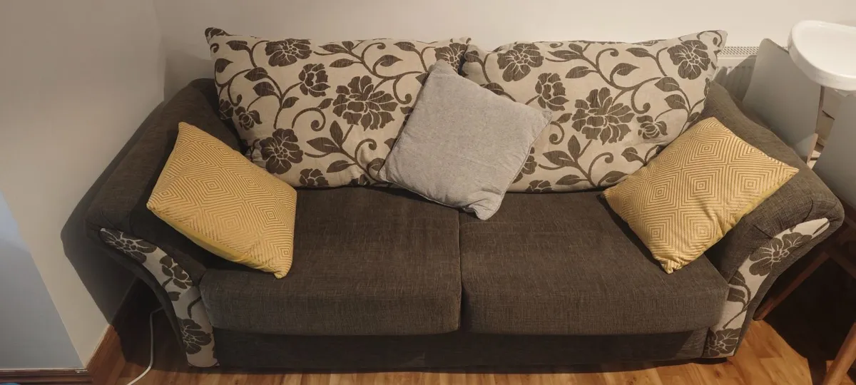 2 Sofas - 3 seaters and 2 seaters - Image 1